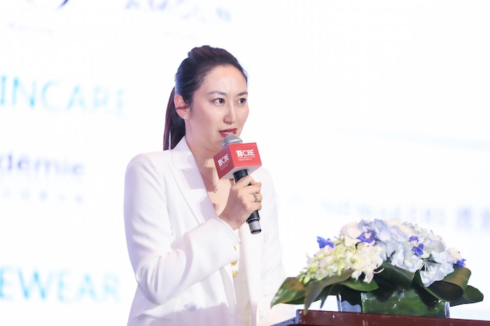 11.颖通集团首席运营官王巍女士在CBE中国化妆品零售业大会现场.jpg