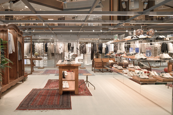 Golden Goose 上海港汇恒隆广场限时精品店空境图(6).jpg