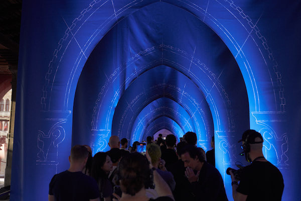 活动现场氛围图_筑师和设计师Fabio Novembre的艺术装置_2.jpg