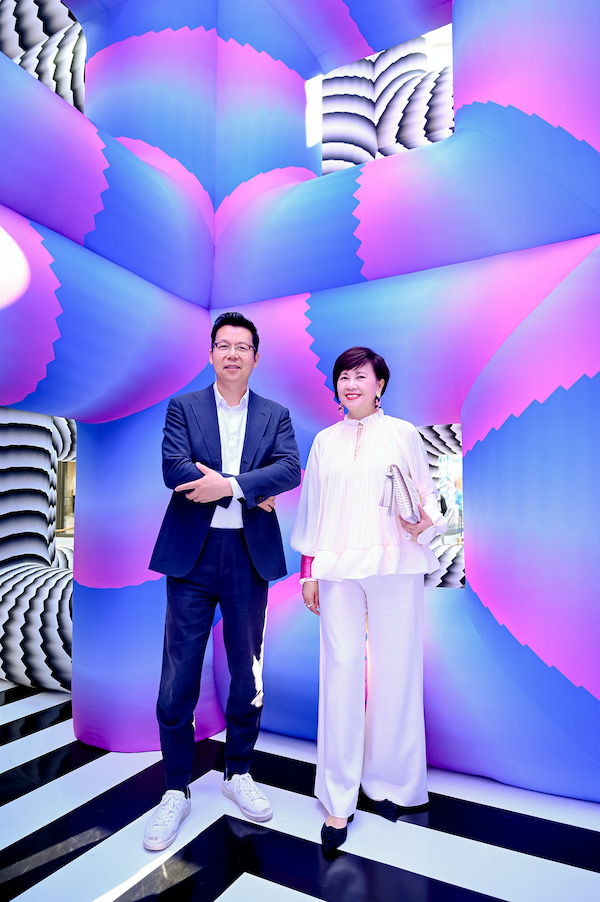 01 “Play Me, I'm Yours 弹到你了”公益钢琴艺术季开幕现场（左：兴业太古汇联席总经理施桂攀先生，右：兴业太古汇联席总经理丁瑞芳女士）.jpg
