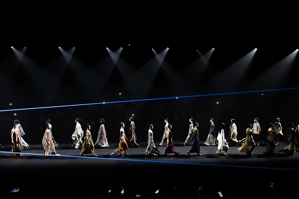 14 TUYUE涂月 SS24「ILLUSION 依露申」秀场.JPG