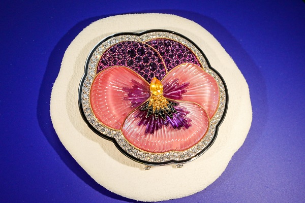Boucheron宝诗龙Carte Blanche, More is More高级珠宝系列Do Not Iron Pansy胸针.jpg