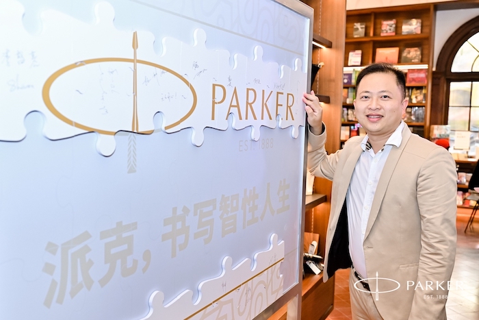 嘉宾们现场拼图签到.JPG