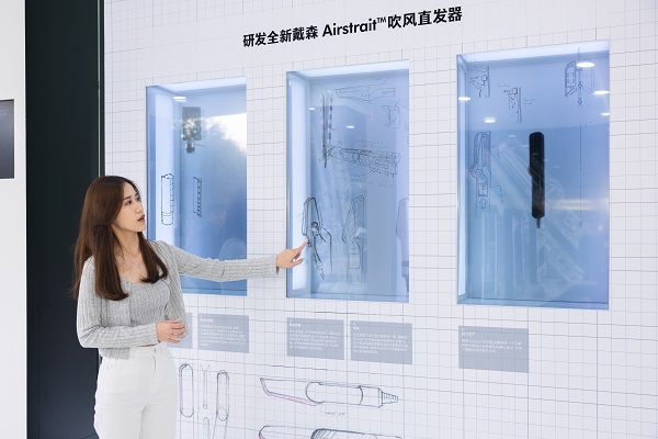 2. 戴森美发科技品类设计工程师副经理Low Chen讲解全新产品戴森Airstrait™吹风直发器.jpg