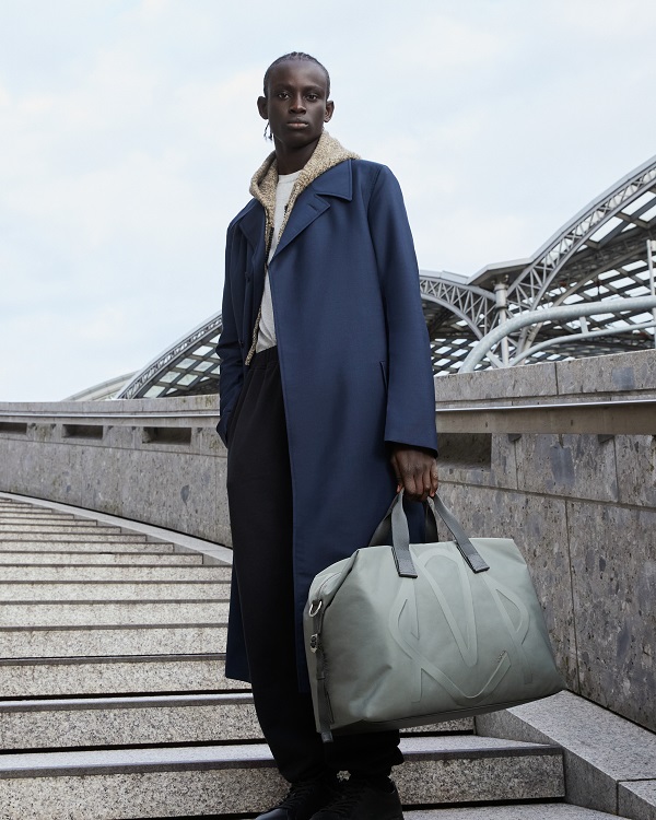 Signature 系列灰色旅行袋.jpg