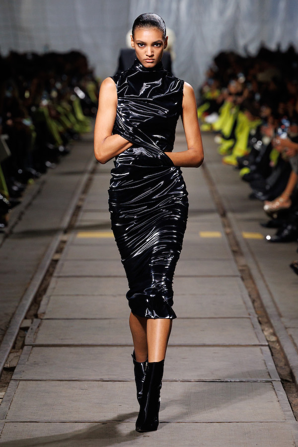 Alexander_McQueen_RTW_AW24_Look_01.jpg
