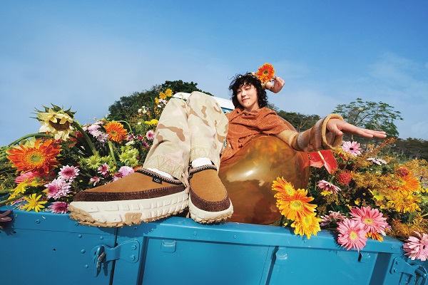 UGG®亚太区品牌代言人窦靖童演绎春夏广告大片 (1).jpg