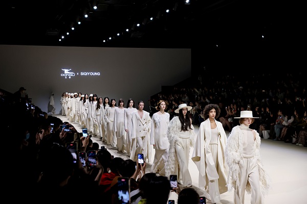 20240401231027jwckj.jpg DONGLI东黎2024秋冬系列上海时装周发布现场 (1).jpg