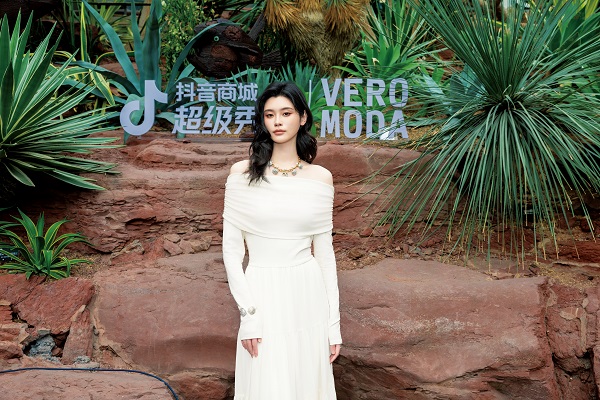 奚梦瑶出席VERO MODA 2024“绽放共生 愈见自然力”春夏时装发布秀 (5).jpg