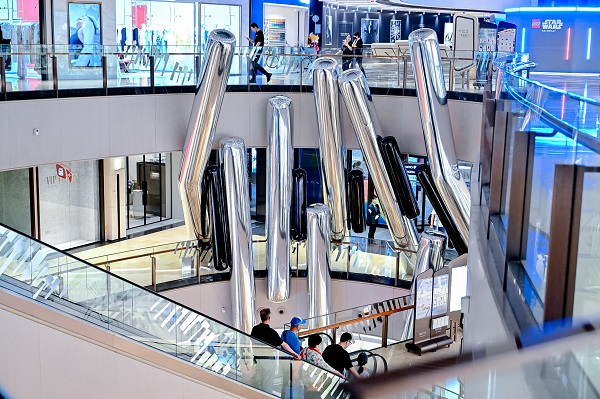 20240531212621fdyko.jpg 5.“Play Me, I'm Yours 弹到你了”黑白琴键艺术装置.jpg