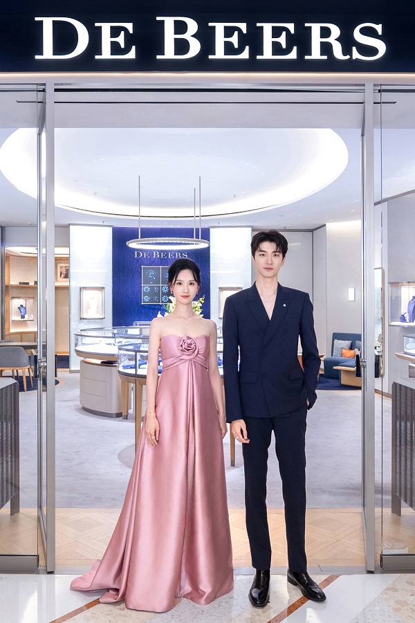 陈都灵、林一亮相戴比尔斯南京IFC精品店.jpg