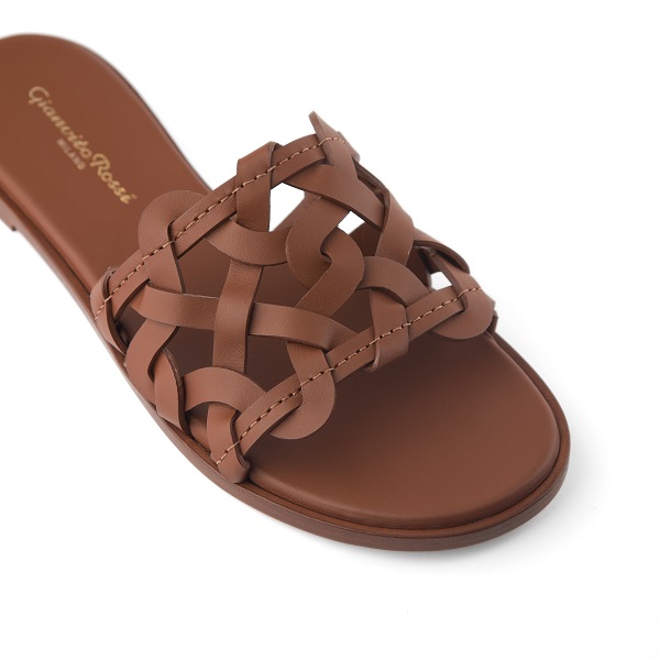 Gianvito Rossi LookBook_01_Amalfi_DETT.jpg