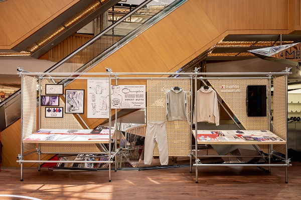 3. 品牌历史墙与产品展示区.jpg