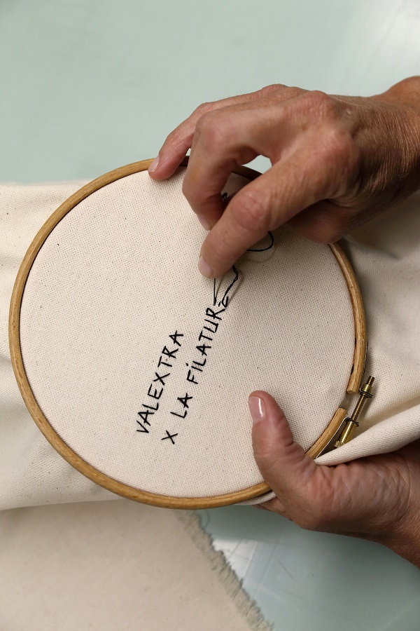 20241118214736aejex.jpg 05 Valextra与法国插画刺绣艺术家Sandrine Torredemer(艺名为La Filature)合作.jpg