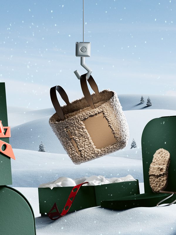 5_Valextra Holiday Campaign - Bucket micro shearling.png