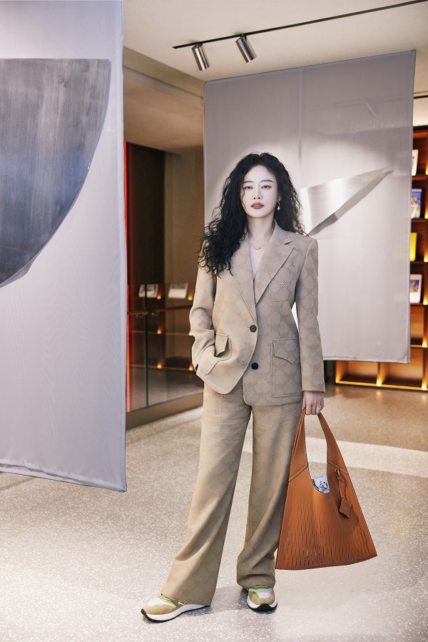 谭卓呈现MCM 2025春夏系列服装及包袋（10）.jpg