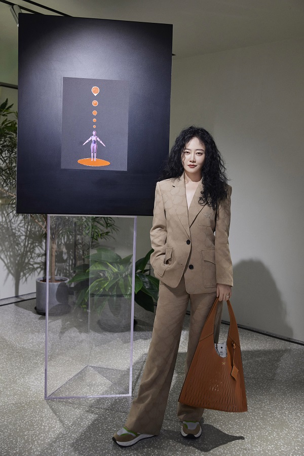 谭卓呈现MCM 2025春夏系列服装及包袋（2） .jpg