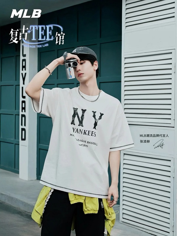 MLB潮流品牌代言人张凌赫演绎2025夏季光圈白复古COOPERS T恤.jpg