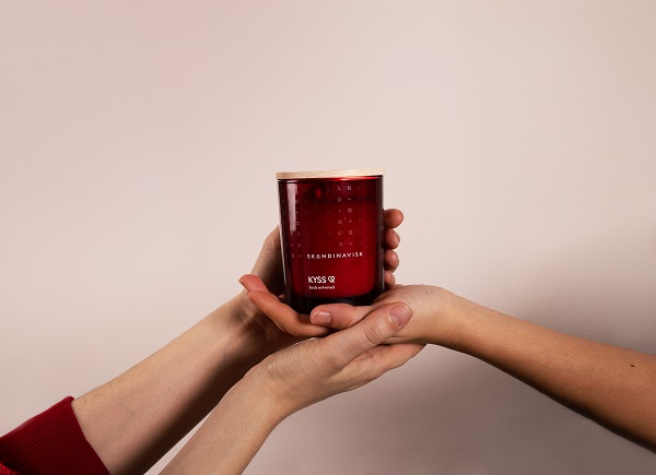 SS25_KYSS_ScentedCandle_Hands_03(1).jpg