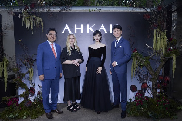 （左起）AHKAH亚太区董事兼总经理Yusuke Mori先生、AHKAH品牌创意总监Katie Hillier、演员章若楠、 AHKAH全球首席执行官Mitsuyoshi Shinohara先生合影.jpg