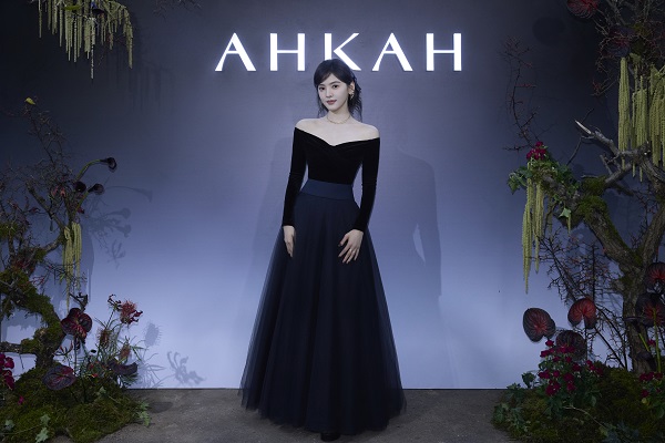 演员章若楠佩戴AHKAH signature chandelier系列珠宝.jpg