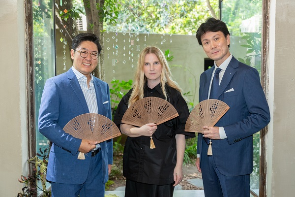 （左起）AHKAH亚太区董事兼总经理Yusuke Mori先生、AHKAH品牌创意总监Katie Hillier及AHKAH全球首席执行官Mitsuyoshi Shinohara先生合影.jpg