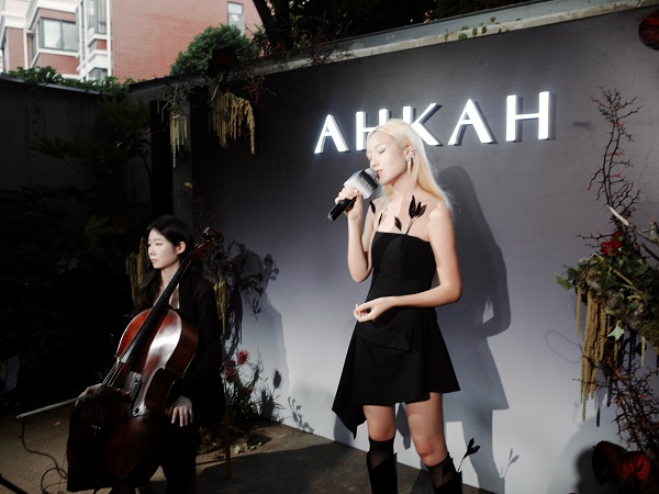 歌手秦凡淇现场表演.jpg