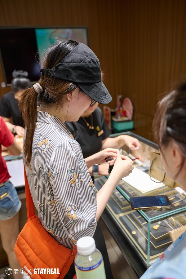 09 消费者进店试戴并购买联名系列产品.jpg
