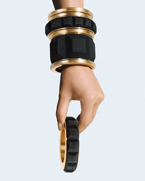 Boucheron宝诗龙Quatre Sand手镯_静物图_4x5 01.jpg