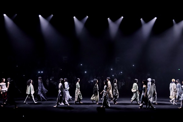 1 TUYUE涂月 SS26「Zenith｜正午」系列秀场全景.JPG