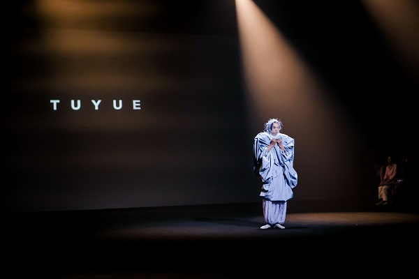 8 TUYUE涂月 SS26「Zenith｜正午」秀场压轴作品.JPG