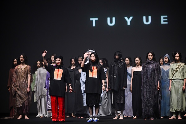 9 TUYUE涂月设计师谢幕.JPG