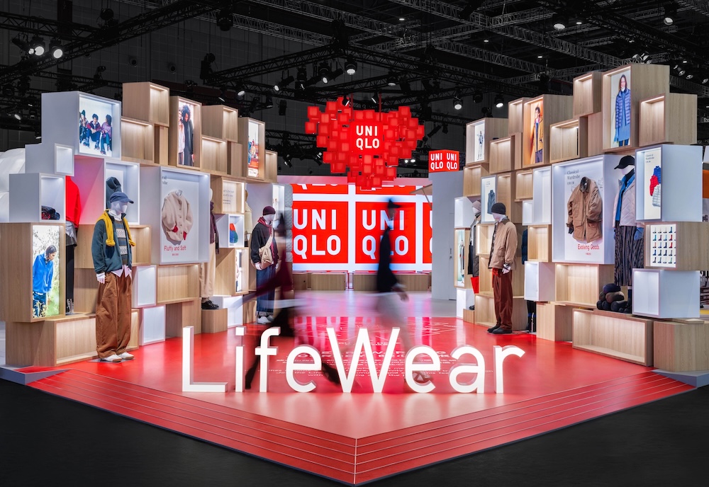 20251110052453kmrwg.jpg 优衣库进博会“A Heartwarming Journey暖心之旅”主题展台.jpg