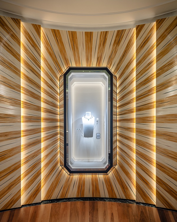 艺术家 Olga Thune-Larsen-秸秆镶嵌工艺中央展柜.jpg