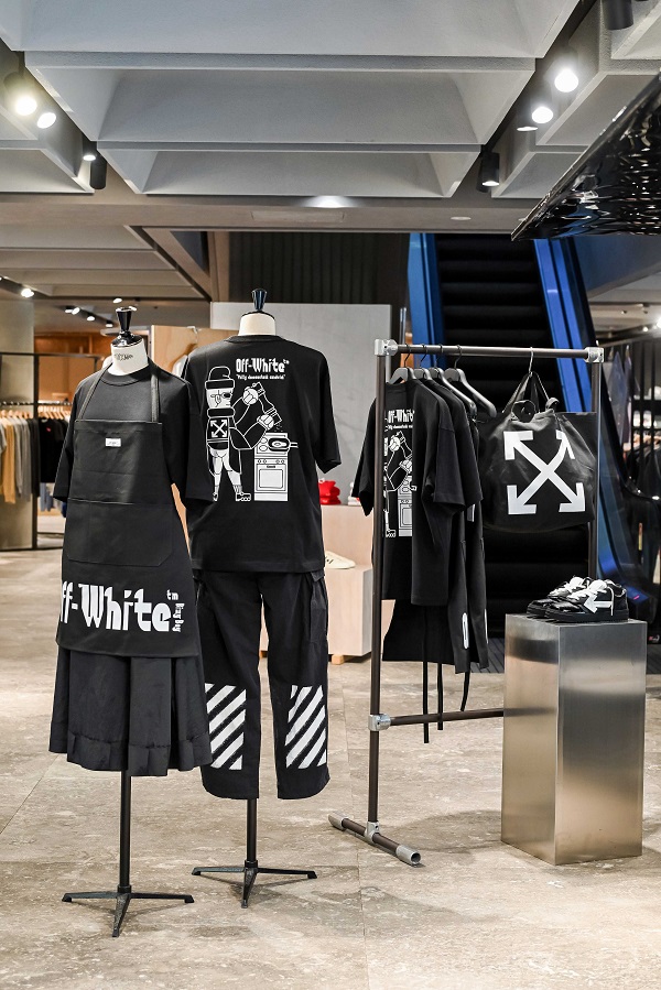 Off-White™ × Bizy Boy 04.jpg