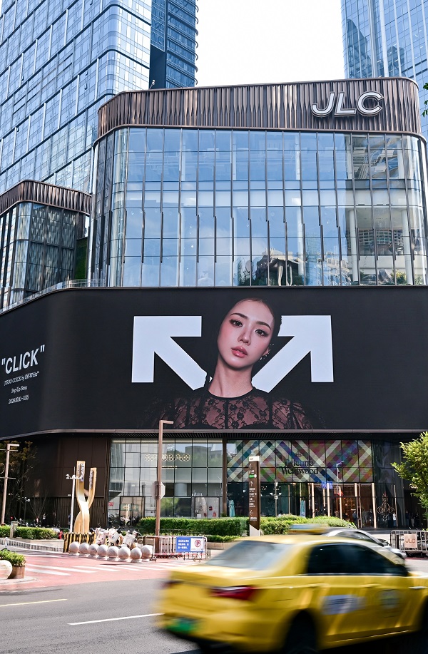 02-JISOO CLICK by Off‑White™  POPUP NJ.jpg